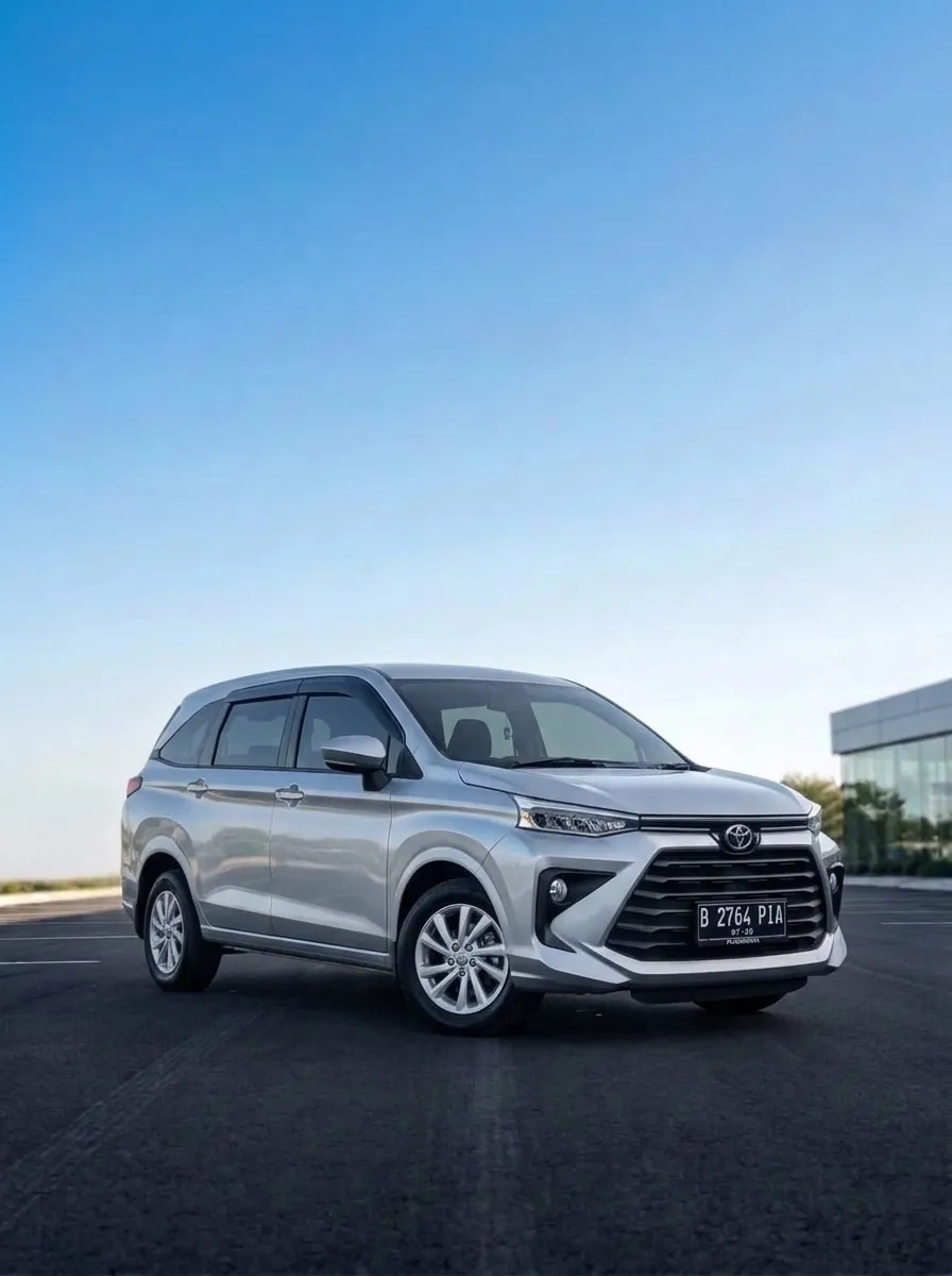 Toyota Avanza silver terparkir di bawah langit biru